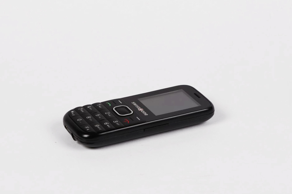 Zu sehen ist ein schwarzes, älteres Mobiltelefon mit Bildschirm und Tasten.