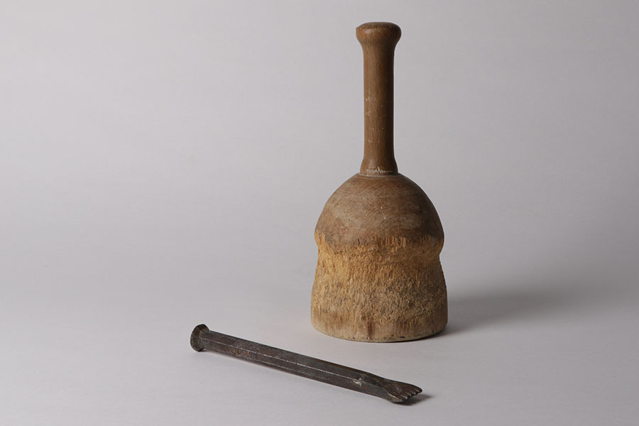 Zu sehen sind zwei Werkzeuge zum modellieren, eine Meißel und Knüppel mit Griff, in Form einer Glocke.