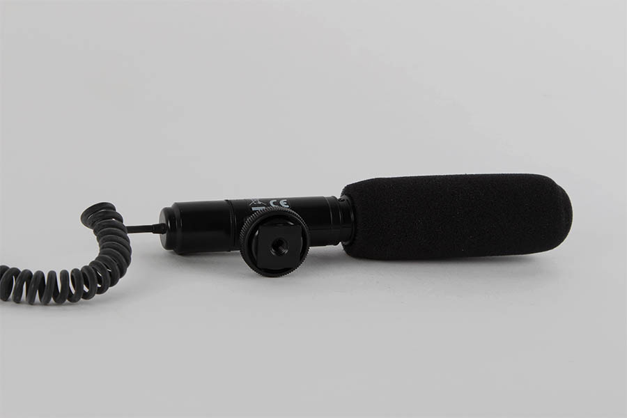 Hier ist ein liegendes schwarzes Mikrofon zu sehen.