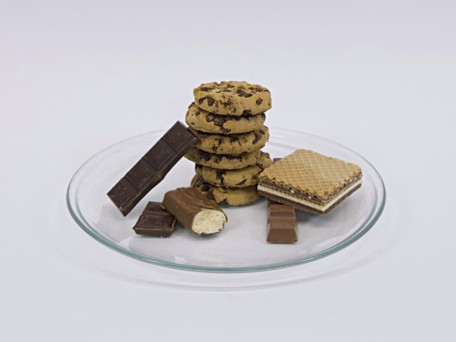 gestapelte Süßigkeiten:
Kekse, Schokolade, Waffeln