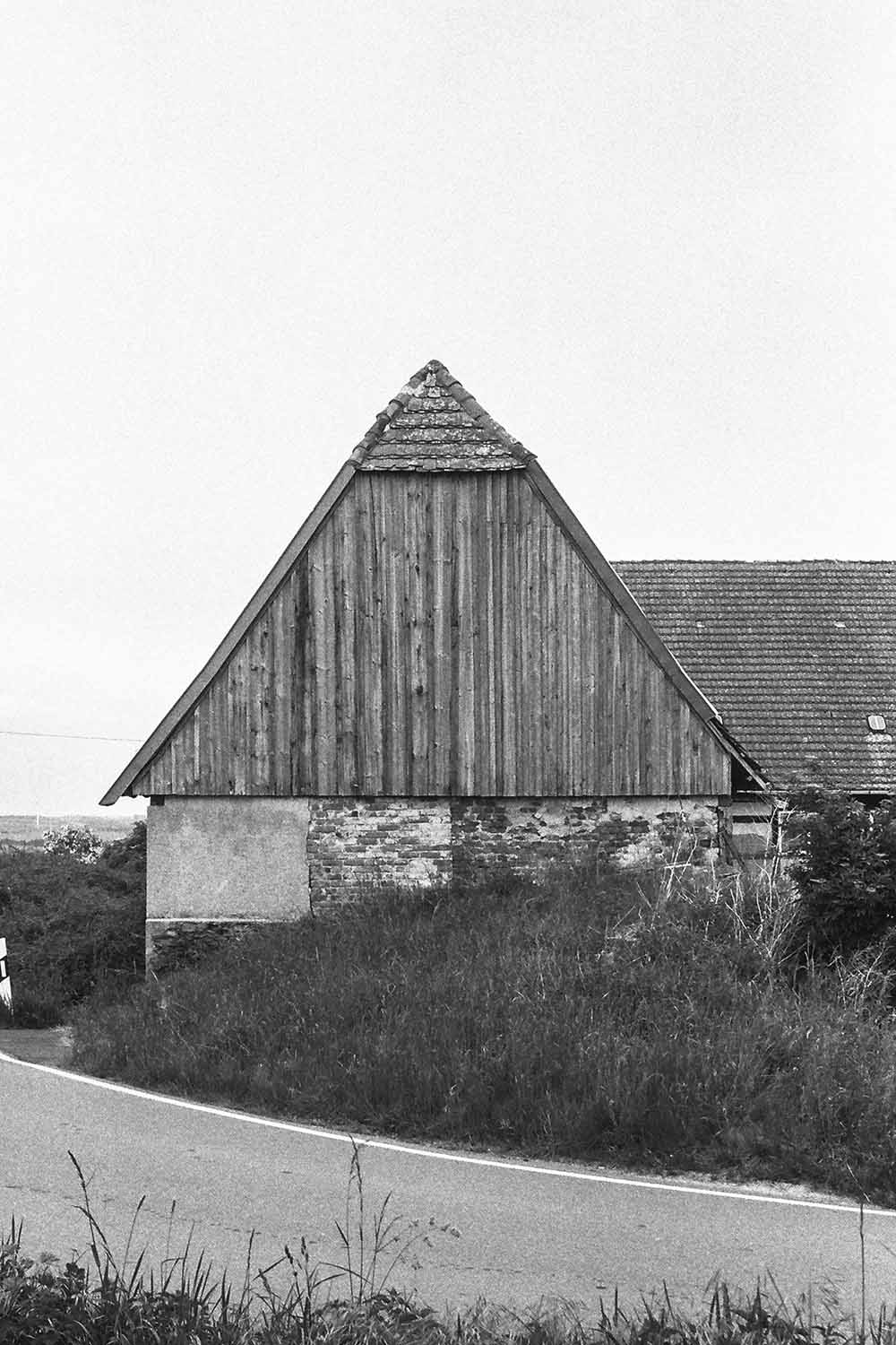 Analoge schwarz-weiß Architektur Fotografie im ländlichen Raum