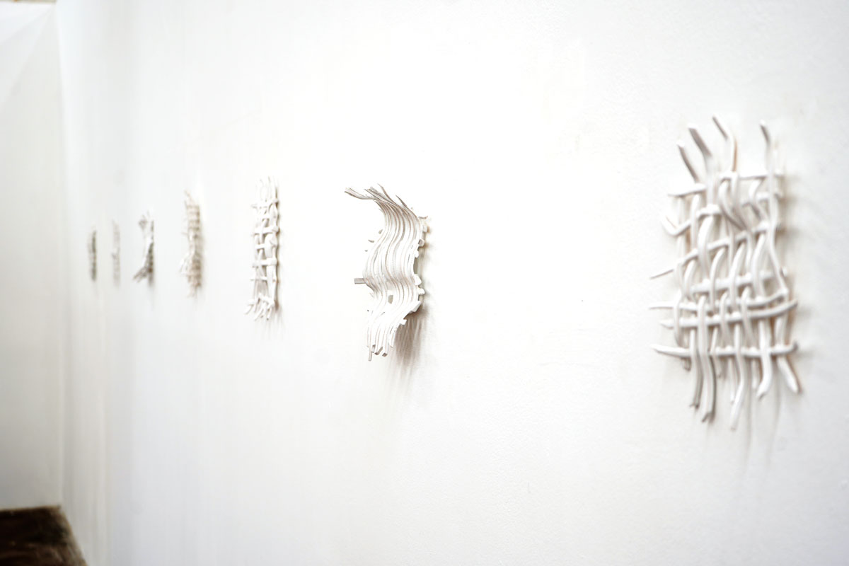 Marie Küsel, Gitter, Keramik, Glasur, sieben Gitter, je ~20 × 30 × 4 cm, 2021
