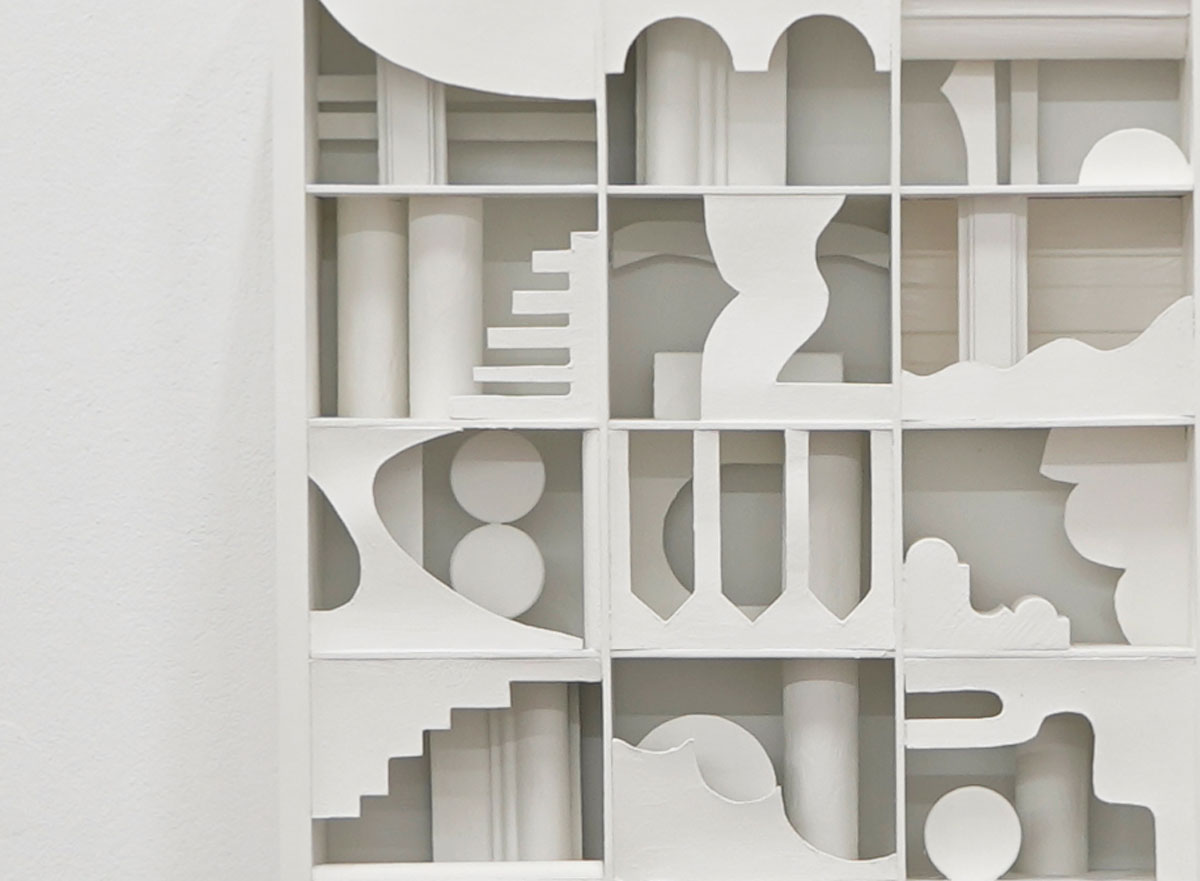 Marie Küsel, kleiner Kasten, Holz, Pappe, Wandfarbe, Acryl, 37,2 × 48,2 × 9,2 cm, 2021
