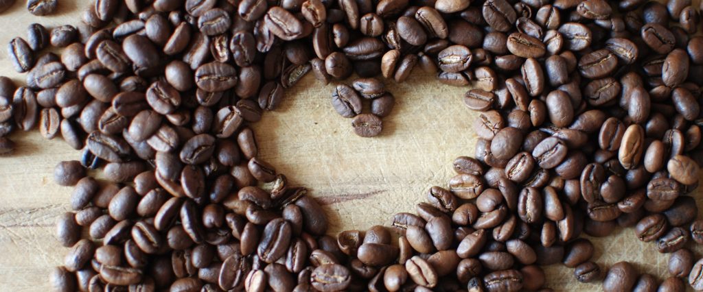 Kaffeebohnen in Herzform.
