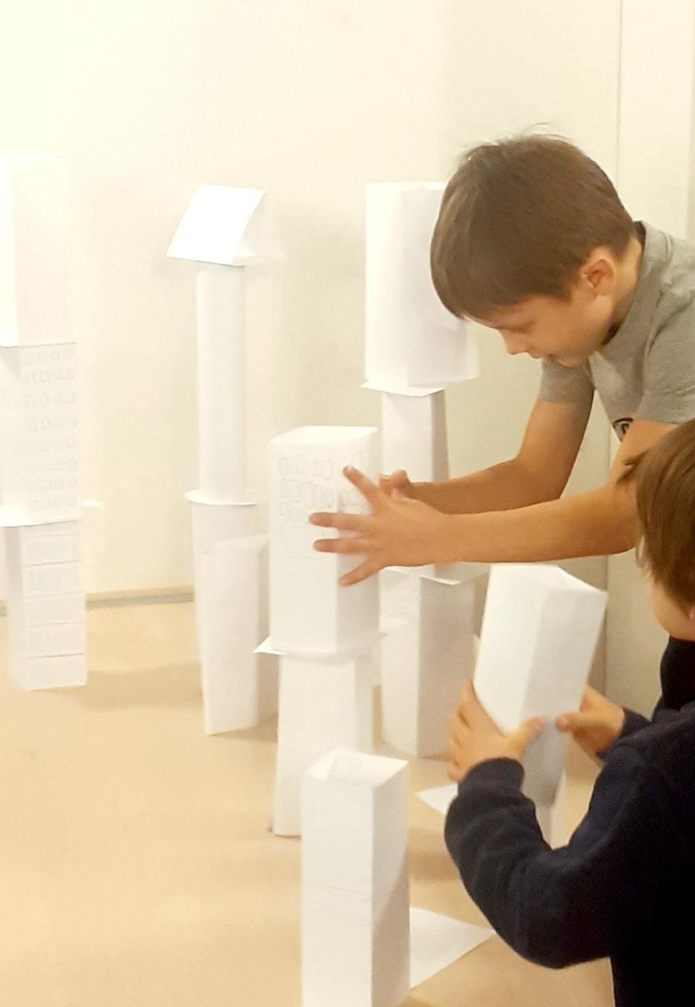 Kinder bauen Stadt aus Papier