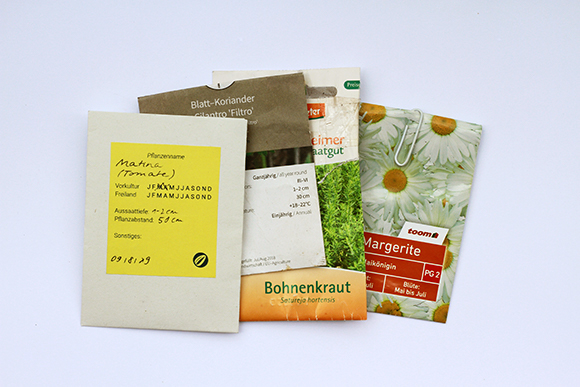 selbstgebastelte Samentüten, Etiketten und Büroklammern 
als Grundbestückung einer Samenkiste
