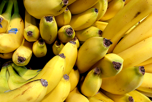 Aufeinandergestapelte Bananen in einem Supermarkt