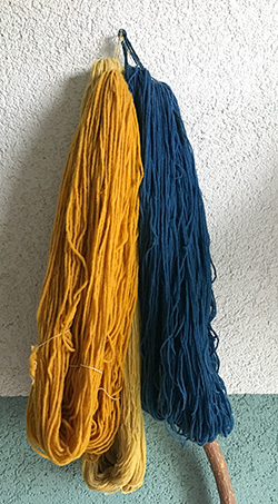 Pflanzlich gefärbte Wolle in Gelb und Blau