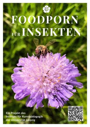 Plakat Beitrag Foodporn, Seidenbiene auf Witwenblume, Überschrift: Foodporn für Insekten. Mit QR Code zum Beitrag